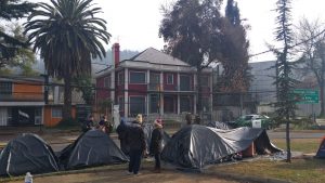 Cerca de 70 ciudadanos bolivianos duermen en las afueras de su consulado