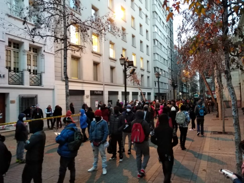 Largas filas alrededor de sucursales y tribunales de familia vuelven a tomarse las calles en el primer día del proceso de retiro de fondos de las AFP