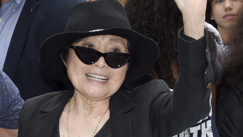 En silla de ruedas y con cuidados 24/7: Así es el presente de Yoko Ono a sus 87 años