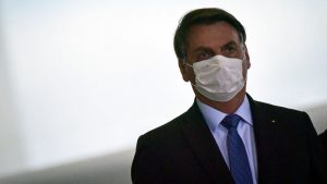 Sorprendieron a Bolsonaro en las afueras del palacio presidencial, sin respetar la cuarentena