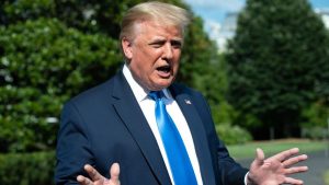 Presidente Donald Trump apareció por primera vez en una actividad pública con mascarilla