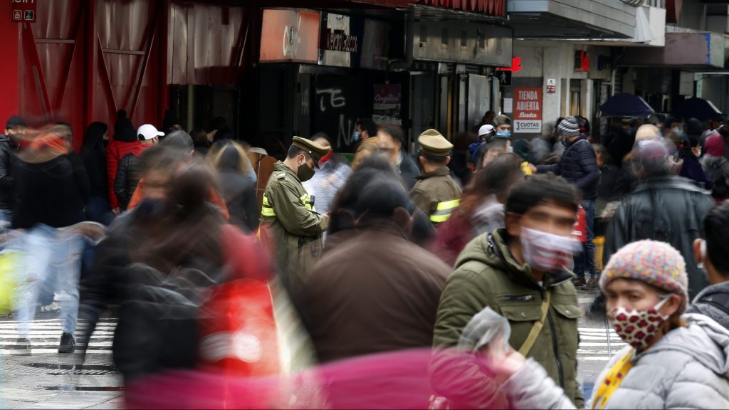 Encuesta UC: se perdieron 23 mil puestos de trabajo durante diciembre, en comparación a octubre de 2020