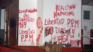 La Araucanía: enfrentamientos entre habitantes y comuneros mapuche dejó una veintena de detenidos en Curacautín