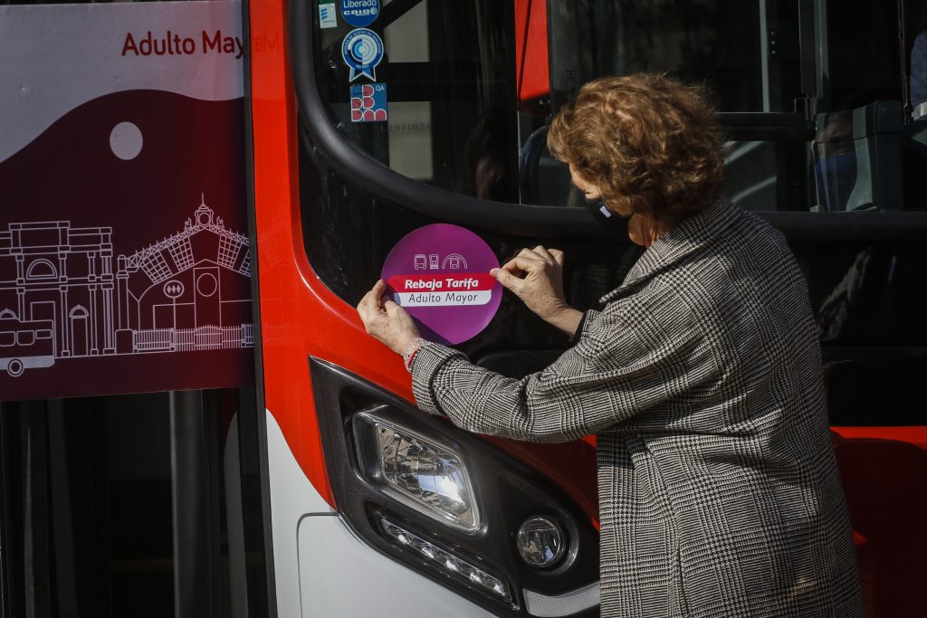 Primer balance de la Bip! Adulto Mayor: Se han entregado 10 mil tarjetas y se han hecho 15 mil viajes