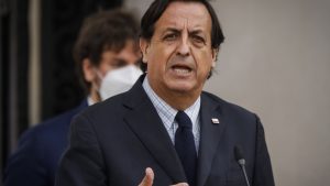 Ministro del Interior aseguró que se seguirá insistiendo para que comuneros mapuche depongan huelgas de hambre