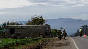 Al menos 100 personas se tomaron la municipalidad de Tirúa