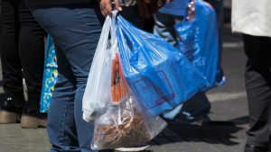 No más bolsas plásticas: Comenzó a regir ley que prohíbe su entrega en todo el comercio del país