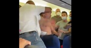 Pelea a golpes en un vuelo en Europa por dos pasajeros ebrios que querían viajar sin mascarilla