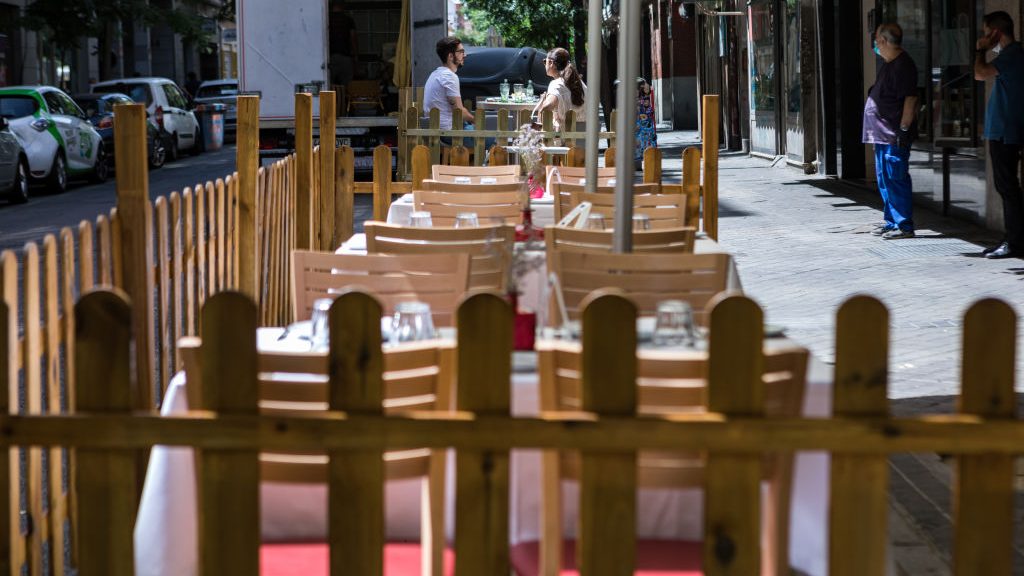 España ordena el cierre de discotecas y bares por rebrote de Covid-19