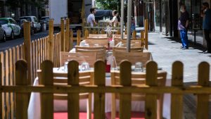 España ordena el cierre de discotecas y bares por rebrote de Covid-19