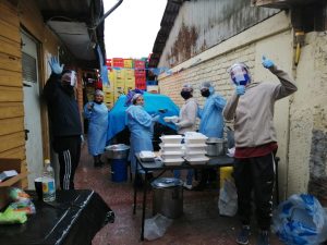 En ADN todo suma: "Los amigos de la boty" reparten 250 platos para los vecinos de Renca