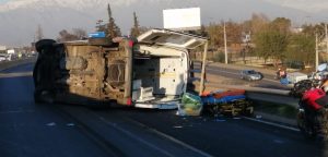 Ambulancia que trasladaba a paciente Covid-19 positivo volcó en el sector de La Farfana