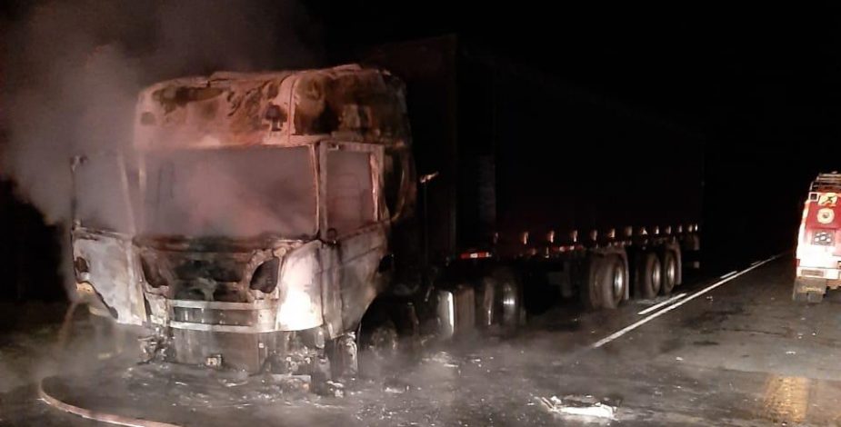 Ataque incendiario a camión en ruta entre Collipulli y Angol terminó con una niña de 9 años herida de gravedad