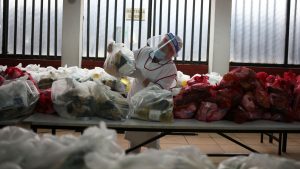 Contraloría detectó "alimentos en descomposición" en cajas entregadas por Junaeb a estudiantes