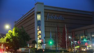 Falabella aclaró que trabajadores en Parque Arauco realizaban "labores de distribución logística"