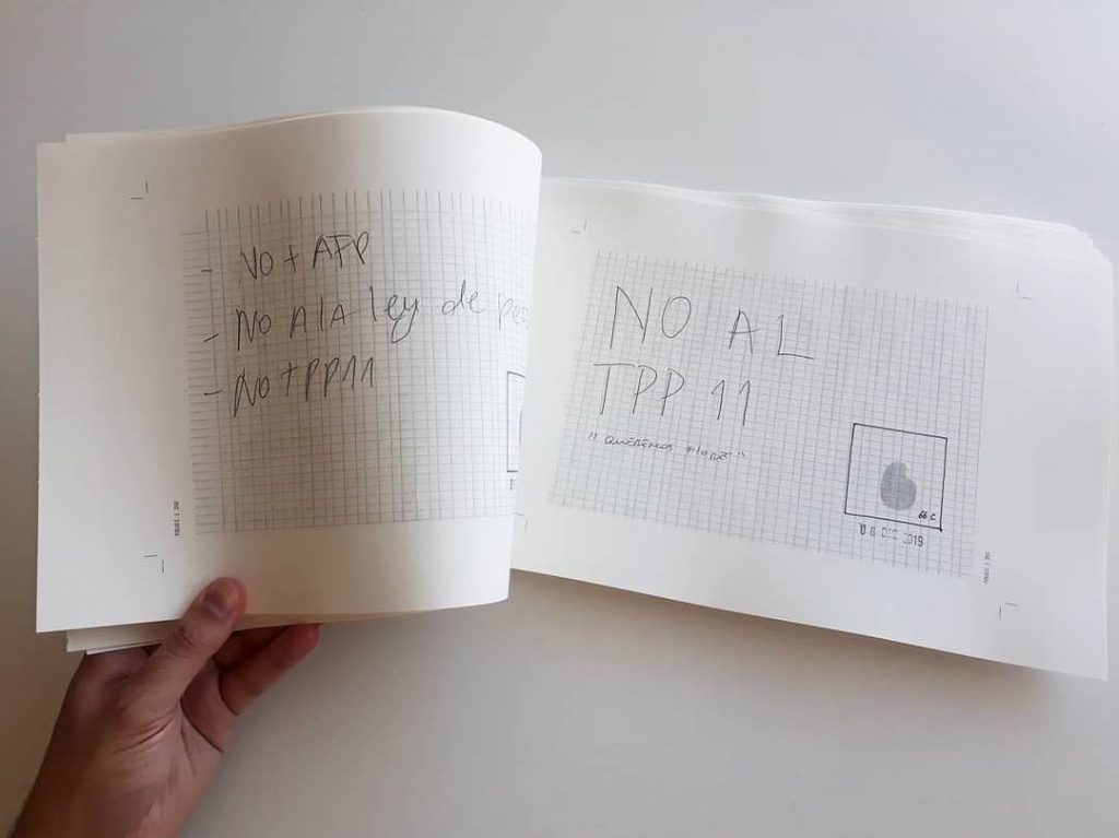"Demanda Pública": acción de arte llevará a La Moneda un libro con 1.800 demandas del estallido social