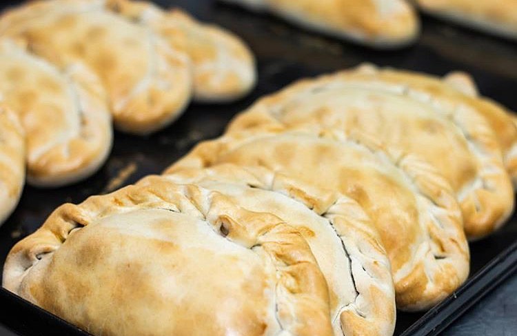 Dueña de "La Méndez", pastelería con la mejor empanada de Santiago: "Ser primero no es tan bueno. Siempre cuando chica prefería el 6.9 al 7.0"