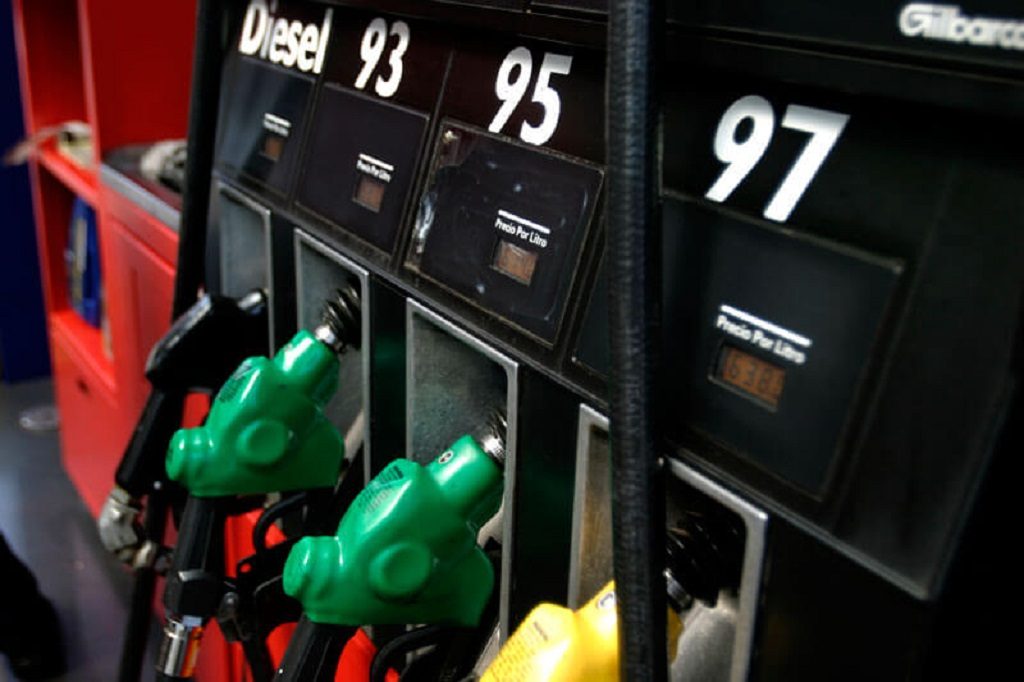 Tras cuatros semanas a la alza, ENAP informó que volverán a bajar los precios de los combustibles en el país