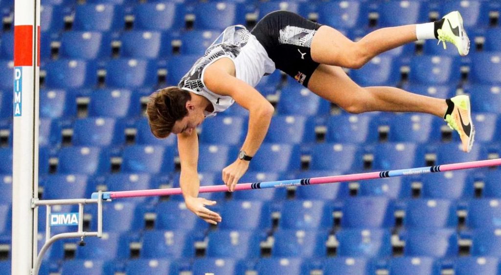 Armand Duplantis batió el récord mundial en el salto con garrocha