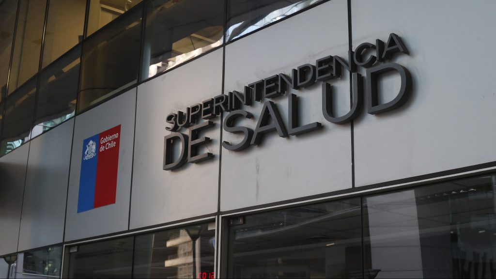 Planes de isapres para mujeres han bajado hasta 48% tras fin de discriminación por género