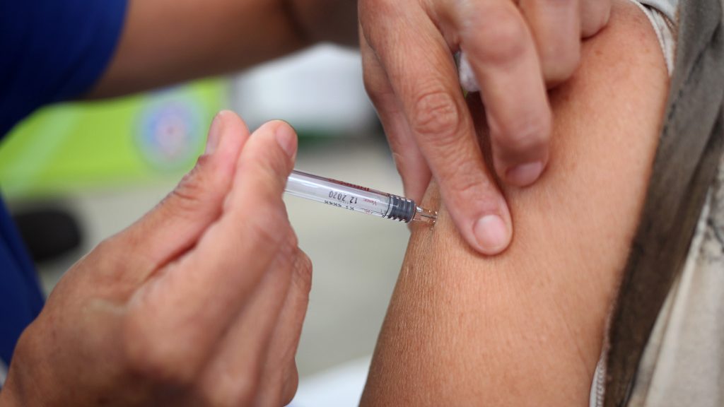 U. de Chile iniciará reclutamiento de voluntarios para ensayar vacunas de Oxford y AstraZeneca