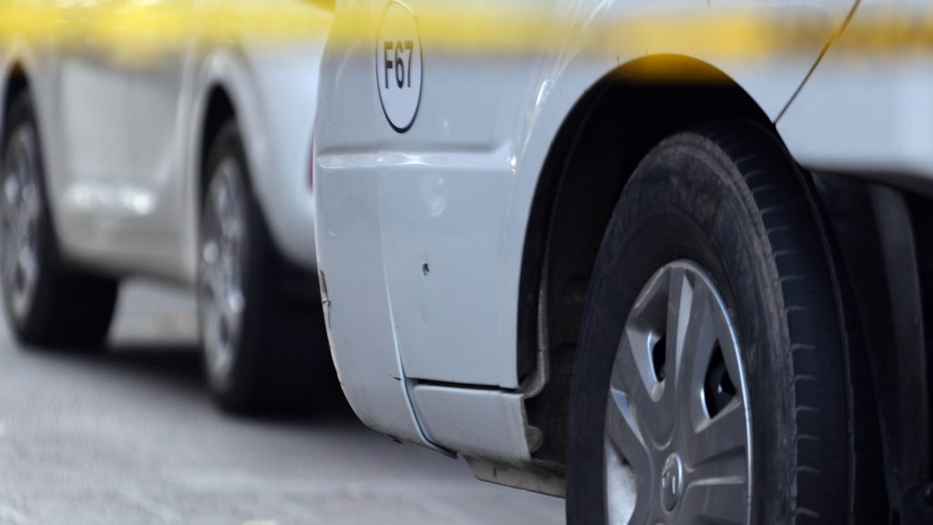 Accidente de tránsito en Macul: conductor que manejaba a exceso de velocidad y en estado de ebriedad chocó con un poste