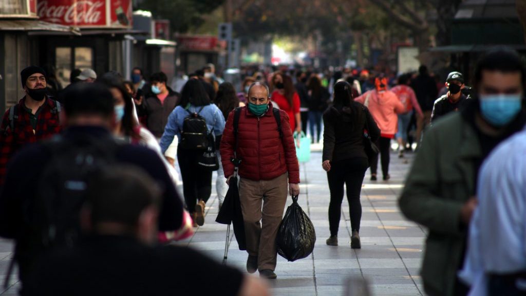 Directora del Centro de Microdatos sobre el empleo en el Gran Santiago: "El teletrabajo ya está cayendo, la gente está volviendo de manera presencial"