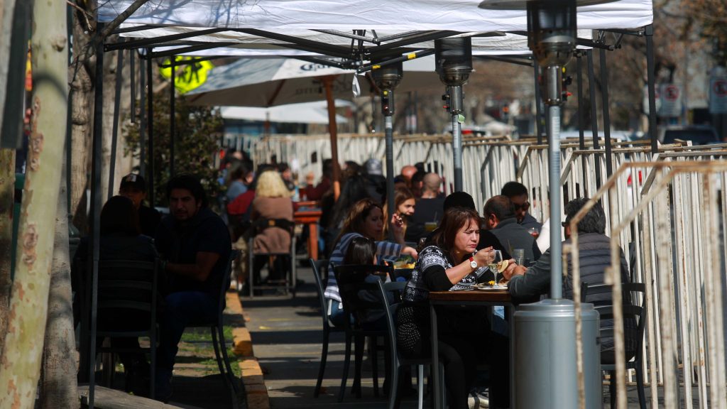 Dr. Tomás Regueira y prohibición de música en restaurantes y bares: "La señal que hay que dar es que no es momento de fiestas"