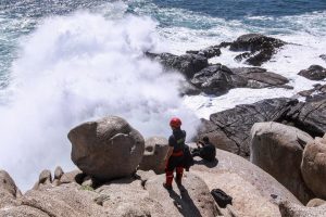 Continúan labores de búsqueda por hombre que cayó al mar en roqueríos de Punta de Tralca