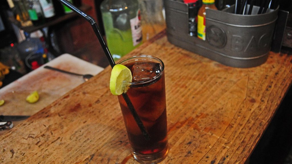 "El hielo es el alma de nuestra Piscola": Bartender dio cátedra sobre los tragos imprescindibles de Fiestas Patrias