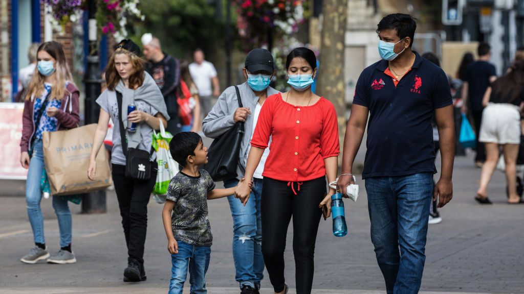 Experto advierte que el Reino Unido podría tener 50 mil casos diario de Covid-19 a mediados de octubre