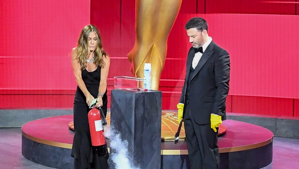 Una broma que se salió de control: Jennifer Aniston usó un extintor para apagar fuego en los Emmy 2020