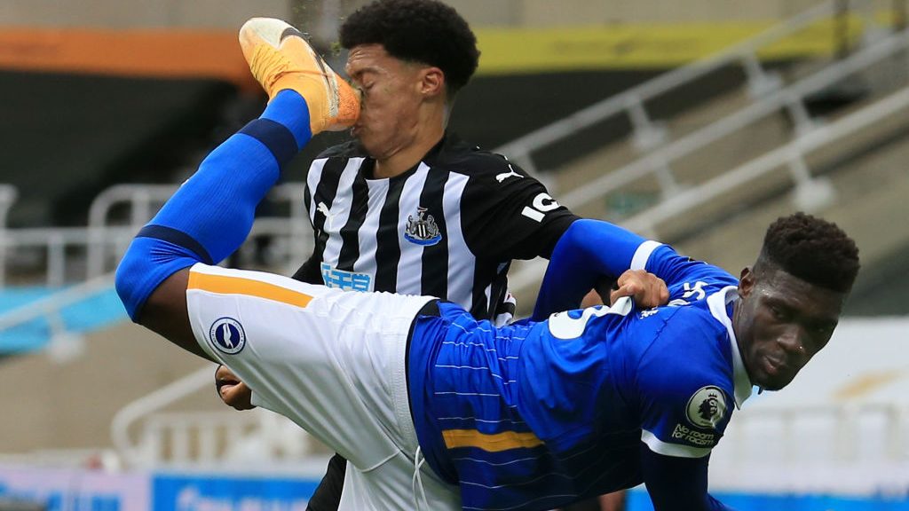 Jackie Chan estaría orgulloso: La brutal patada que se registró en la Premier League