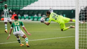 Betis de Manuel Pellegrini y Claudio Bravo sumó su segunda victoria consecutiva y trepó a la cima de La Liga