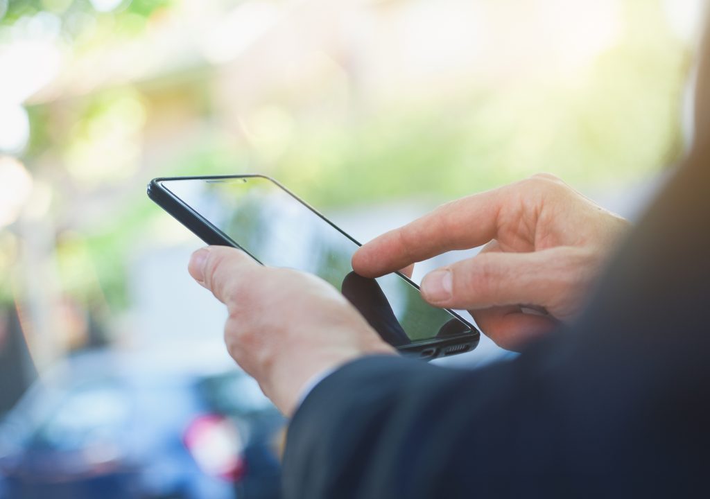 El Tinder del empleo: Aplicación conecta a quienes ofrecen y buscan trabajo