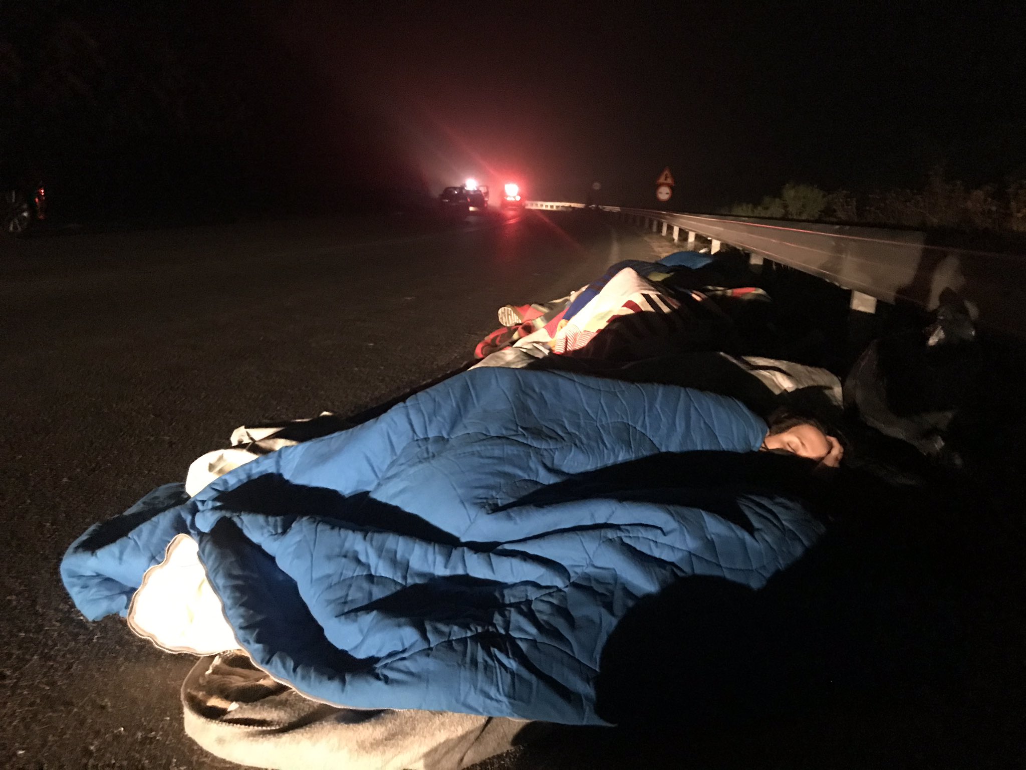 Refugiados duermen en las rutas tras incendios en Lesbos