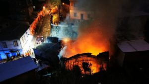 Incendio en el cerro Cordillera de Valparaíso afectó a dos viviendas y dejó a un bombero con lesiones
