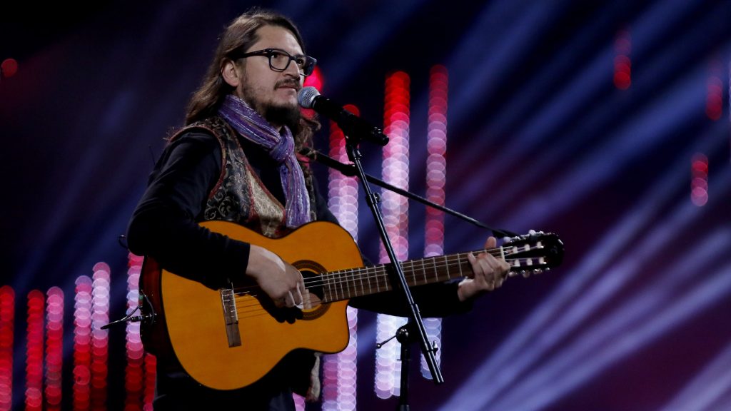 Comediante Mauricio Palma sufrió robo de vestuario y guitarra de "Violento Parra" en Temuco