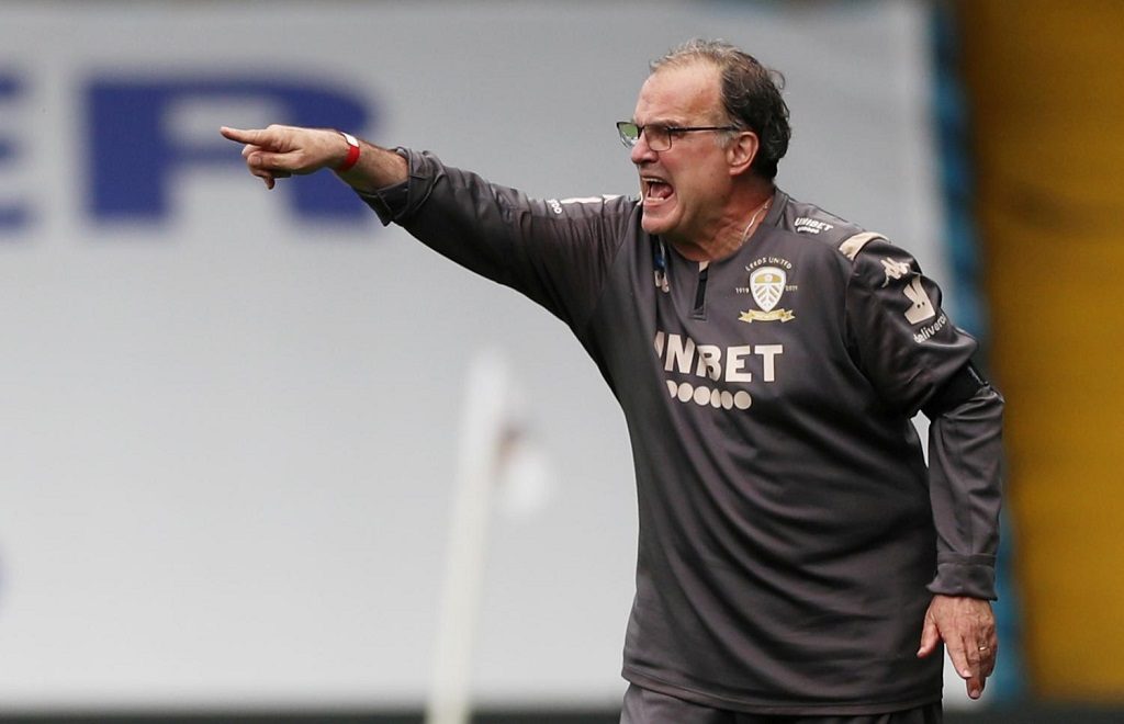 El Leeds de Bielsa goleó al Aston Villa de visita y acecha los primeros lugares de la Premier League