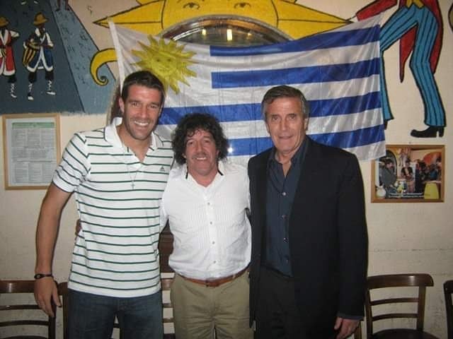 Emblemático local de carnes uruguayas en Santiago se prepara para el partido de hoy: "Estamos en contacto con todos los jugadores. Pero no los molestamos en esta fecha"