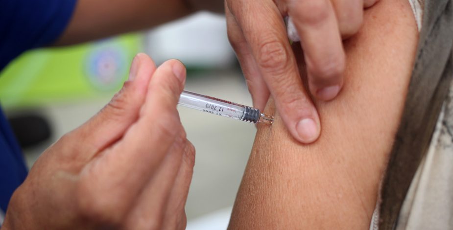 Bioquímico Nicolás Muena: “Es muy preocupante la cantidad de personas que no quieren vacunarse o que desconfían de las vacunas”