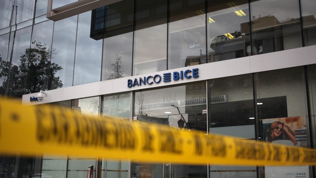 PDI detuvo a tres funcionarios por su presunto vínculo con el robo a un banco de Las Condes en julio pasado