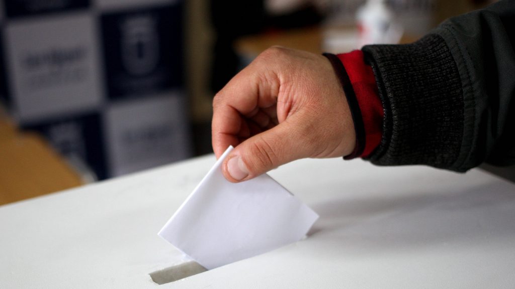 Servel reveló que para elecciones de mayo consideran poner pizarras con información de los candidatos afuera de los locales de votación