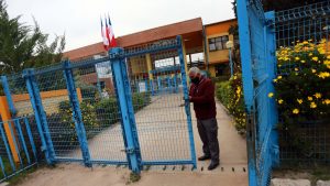 Solo llegaron 20 alumnos y siguió la polémica entre alcalde y profesores: Así fue el regreso a clases presenciales en Pirque