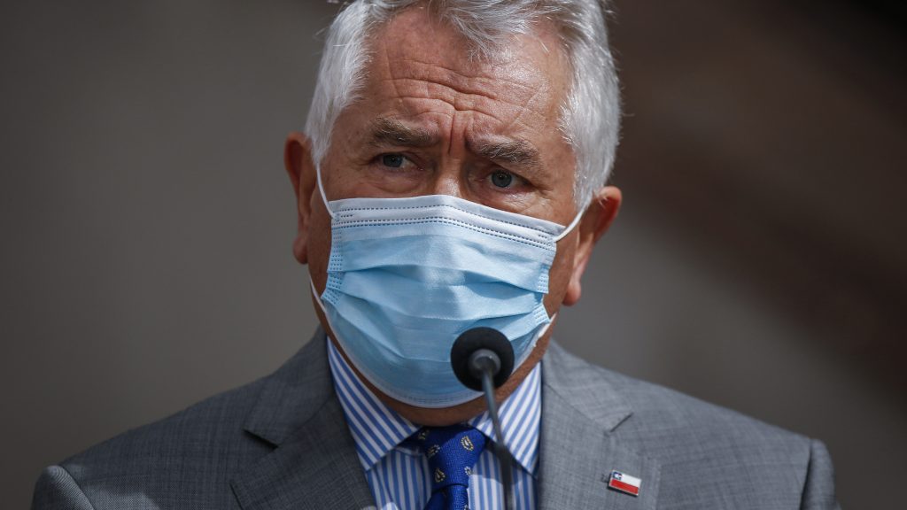 Ministro Enrique Paris a horas del plebiscito: "Manteniendo las medidas sanitarias no tiene por qué haber un aumento en el número de casos producidos por coronavirus"
