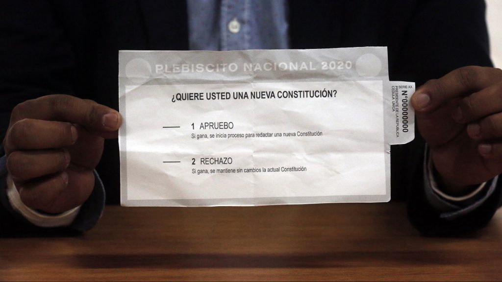 Abogado constitucionalista: "La gracia de la 'hoja en blanco' es que nos permite discutir bajo condiciones de igualdad que son únicas en la historia de Chile"