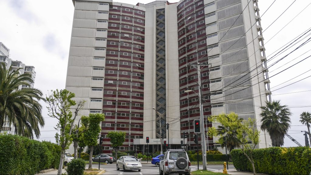 Sujeto murió tras lanzarse de un octavo piso en Viña del Mar: Carabineros lo perseguía por presunta violencia intrafamiliar