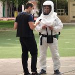 Como un astronauta: votante se robó la atención al asistir a local de votación con traje sanitario