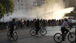 Cientos de ciclistas interrumpieron el tránsito en el sector de Plaza Baquedano