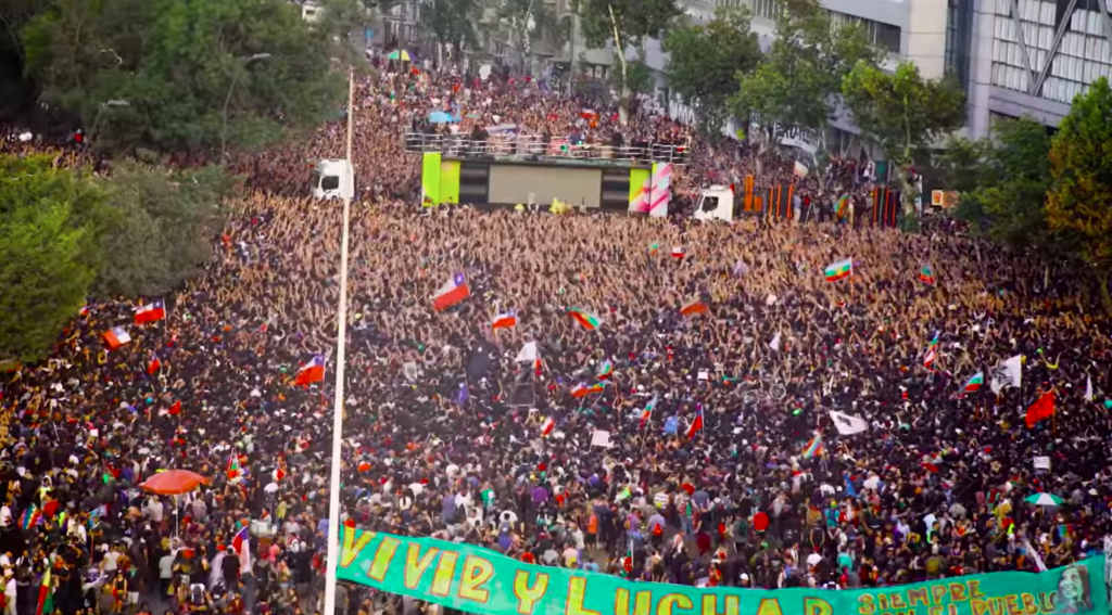 "Todos colgados tras el camión...": Los Bunkers estrenan videoclip de su canción "Miño" interpretada en Plaza Baquedano